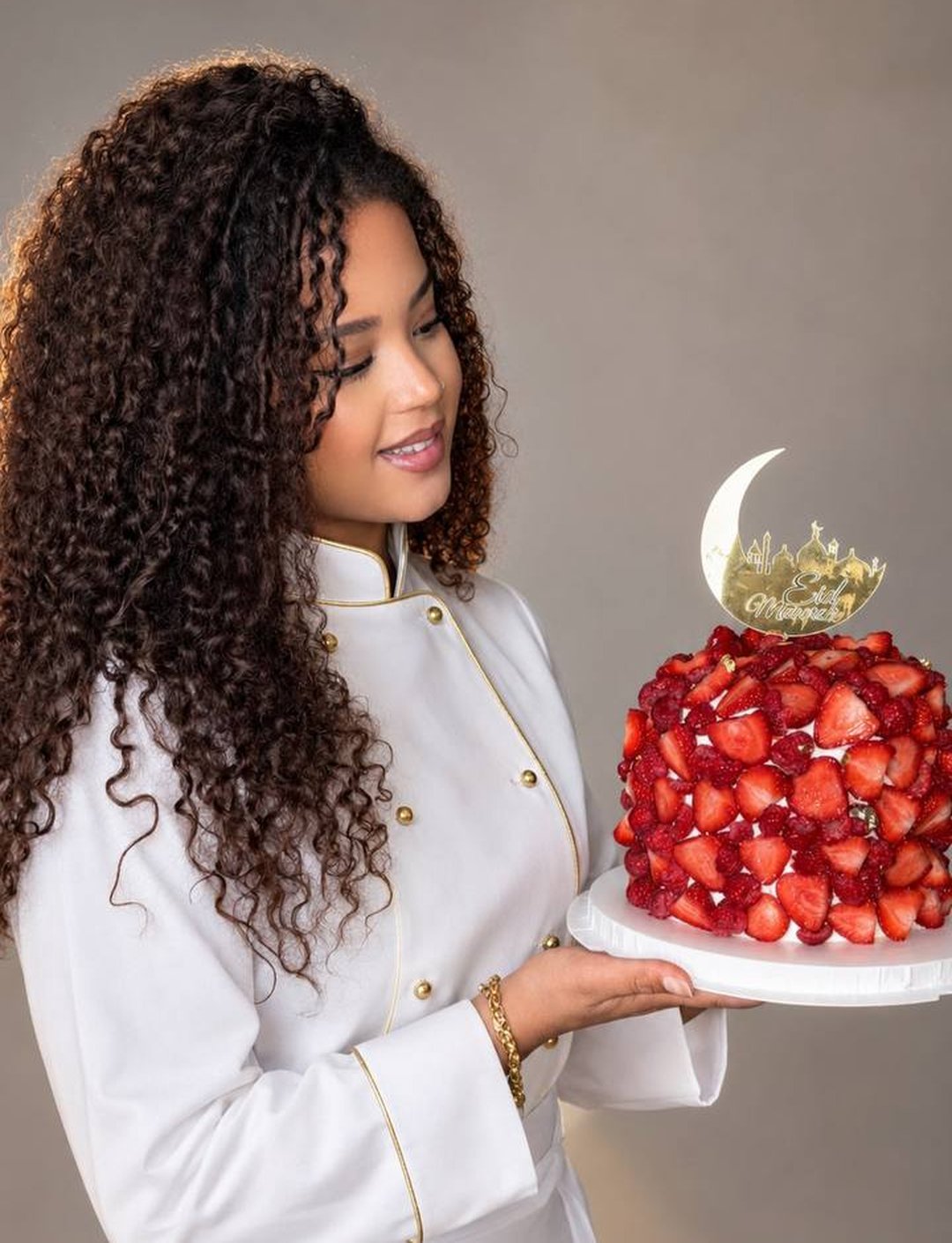 Entremets aux fruits rouges décoré à la main